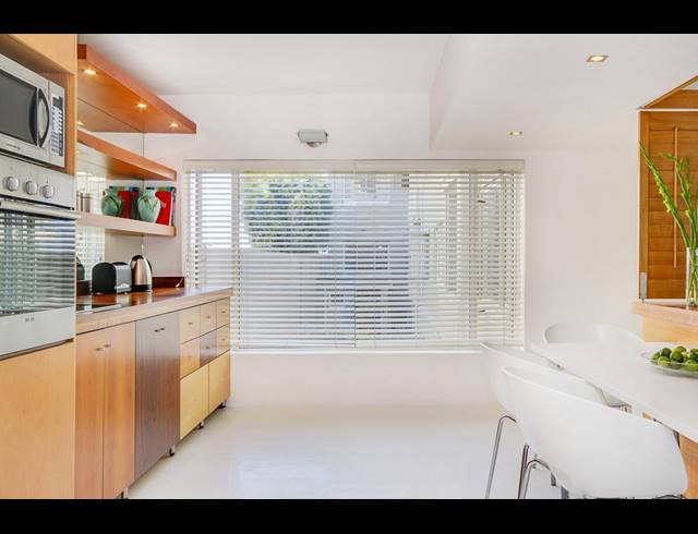 1.5 BEDROOM APARTMENT RENTED IN MOUILLE POINT